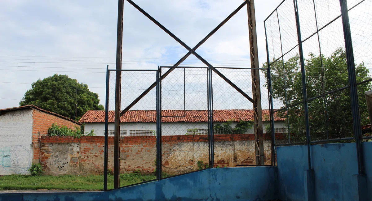 Quadra de esportes do bairro Água Mineral deteriorada e abandonada pelo poder público.