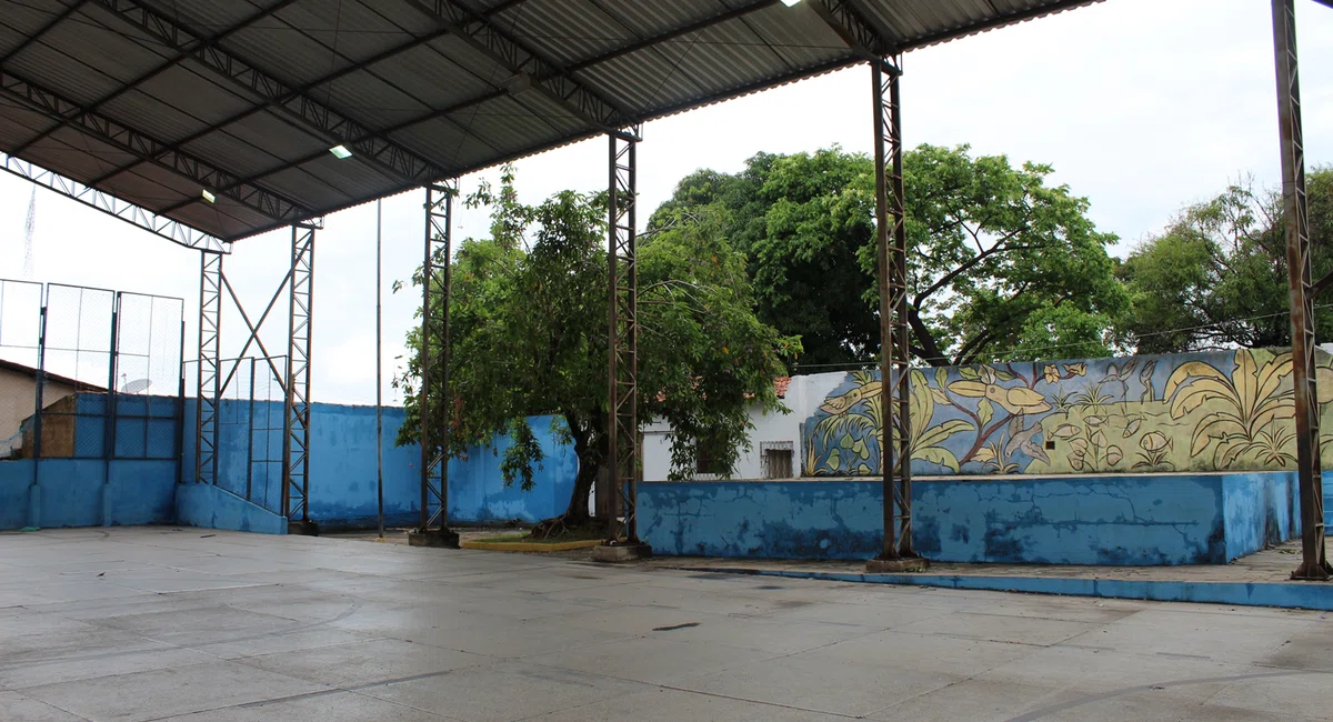 Quadra de esportes do bairro Água Mineral deteriorada e abandonada pelo poder público.