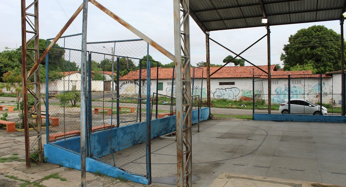 Quadra de esportes do bairro Água Mineral deteriorada e abandonada pelo poder público.