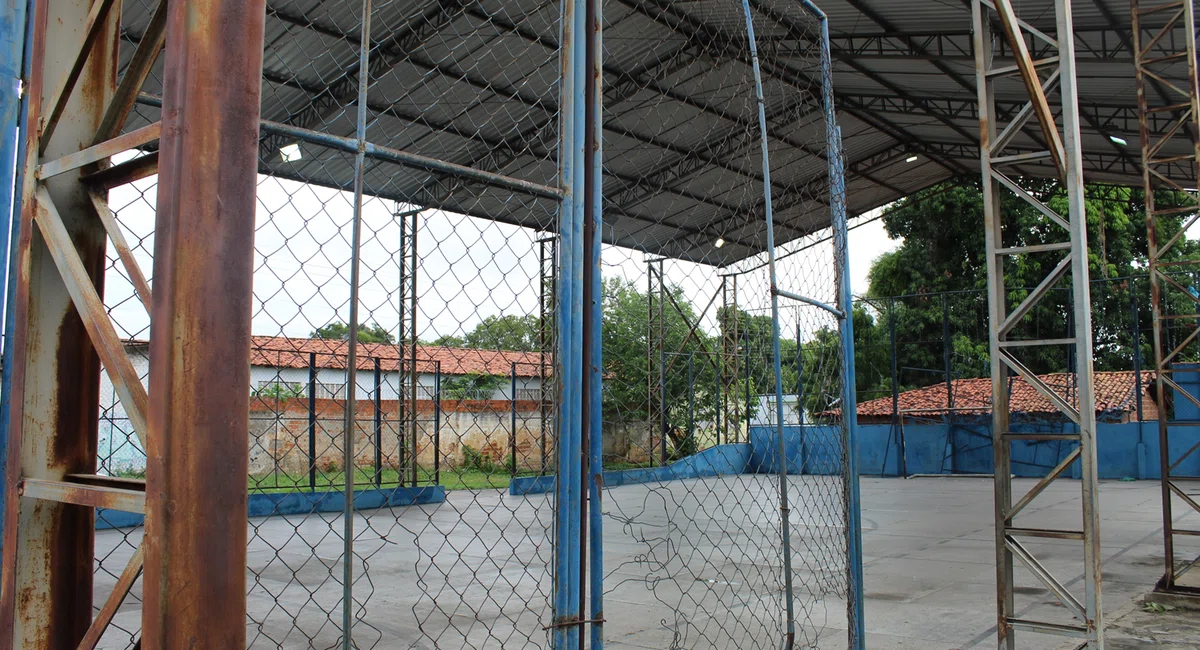 Quadra de esportes do bairro Água Mineral deteriorada e abandonada pelo poder público.