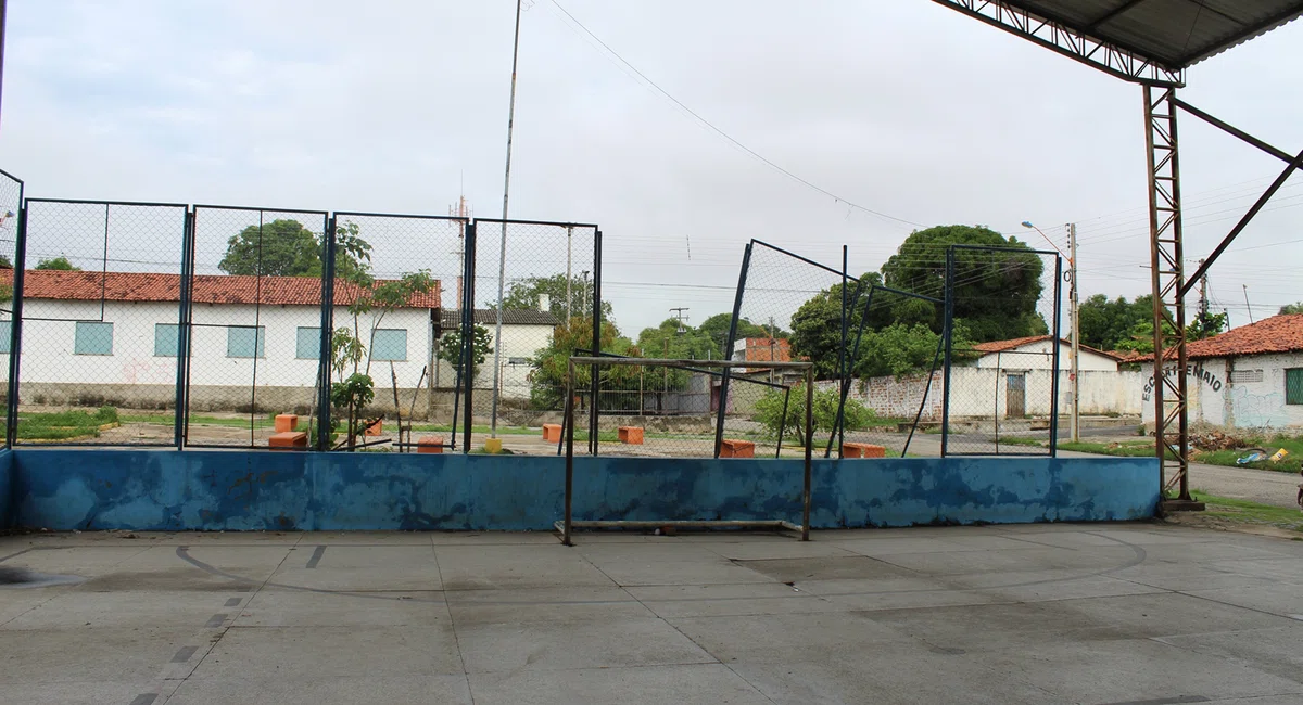 Quadra de esportes do bairro Água Mineral deteriorada e abandonada pelo poder público.