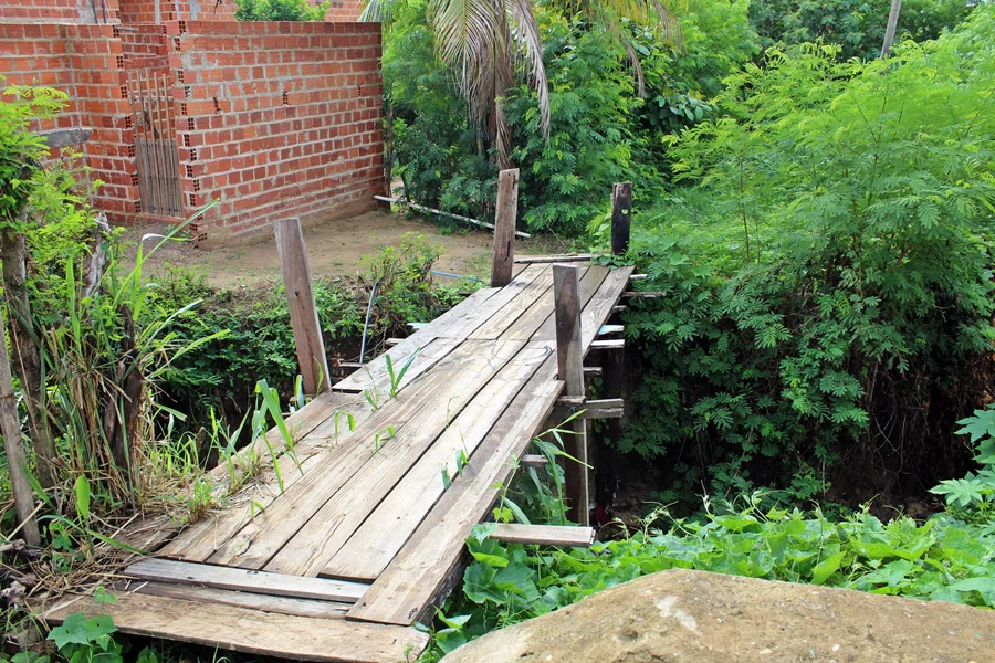 Estrutura de madeira improvisada.