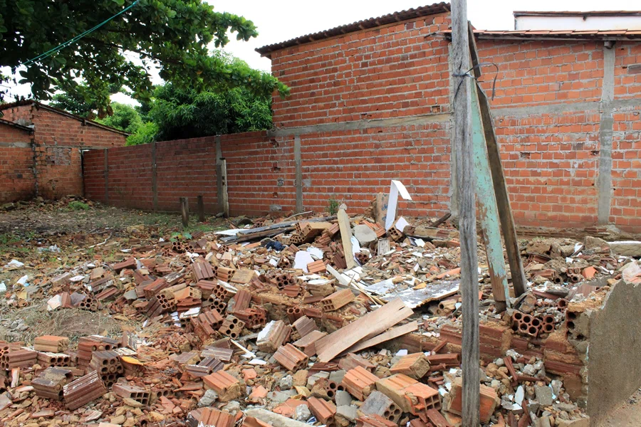 Outra residência que ficava na esquina, completamente desabada.