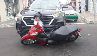 Um casal ficou ferido após acidente na Rua Areolino de Abreu, no Centro da capital.