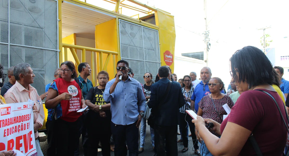 Além de profissionais da educação básica, o protesto contou com a presença de professores da UESPI.