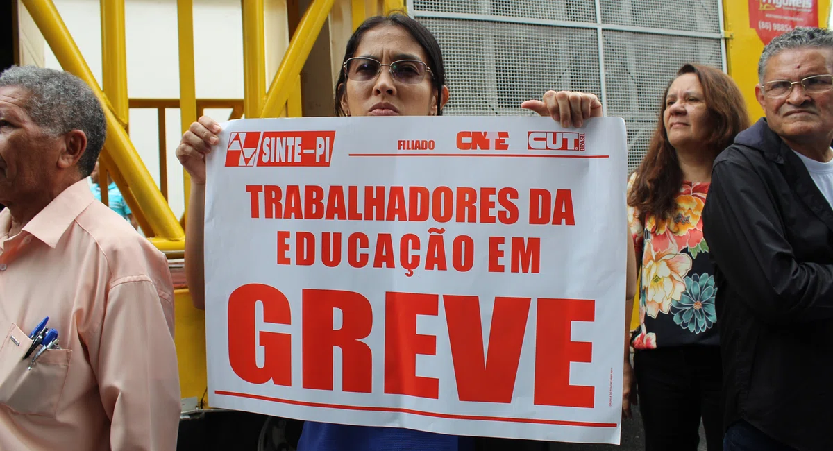 Professores da rede estadual deflagram greve geral em protesto.