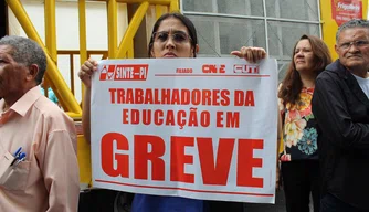 Professores da rede estadual deflagram greve geral em protesto.