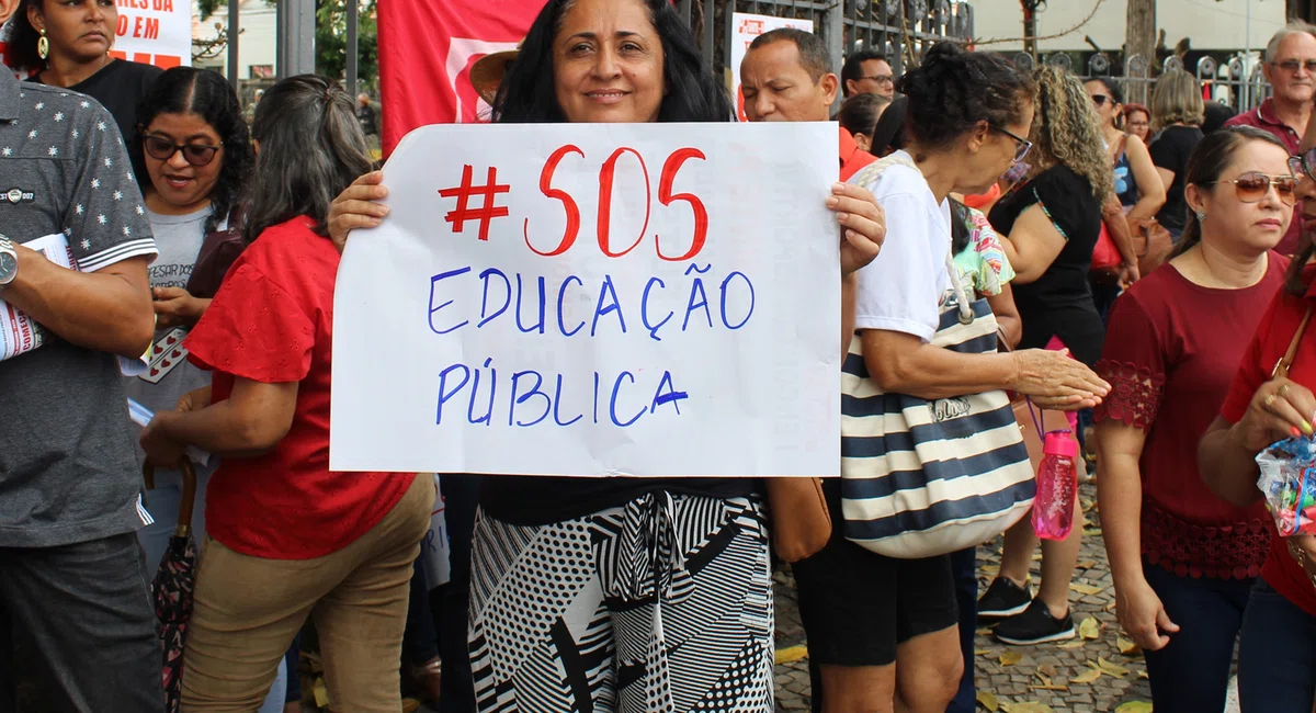 Professores da rede pública estadual reivindicam melhorias na educação.