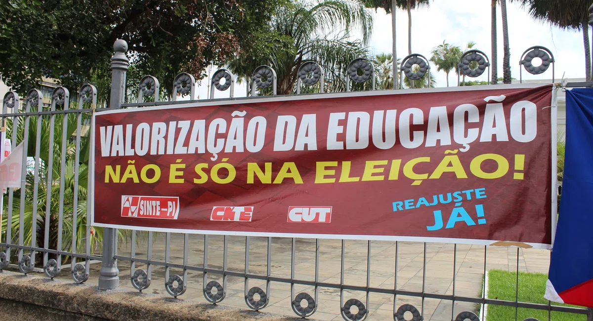 Protesto dos professores da rede estadual em frente ao Palácio de Karnak.