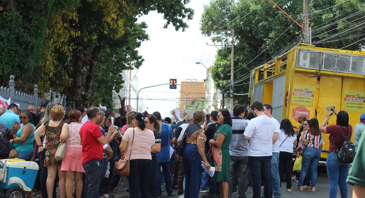 Sinte-PI organiza protesto em frente ao Palácio de Karnak.