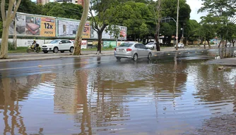 Avenida Presidente Kennedy fica agalada durante chuva nesta madrugada em Teresina