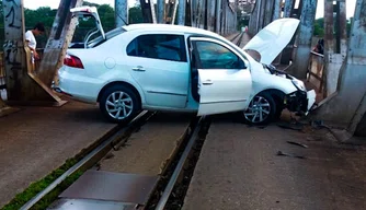 Carro colidiu na ponte matalica