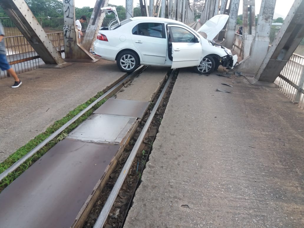 Colisão na ponte Metálica