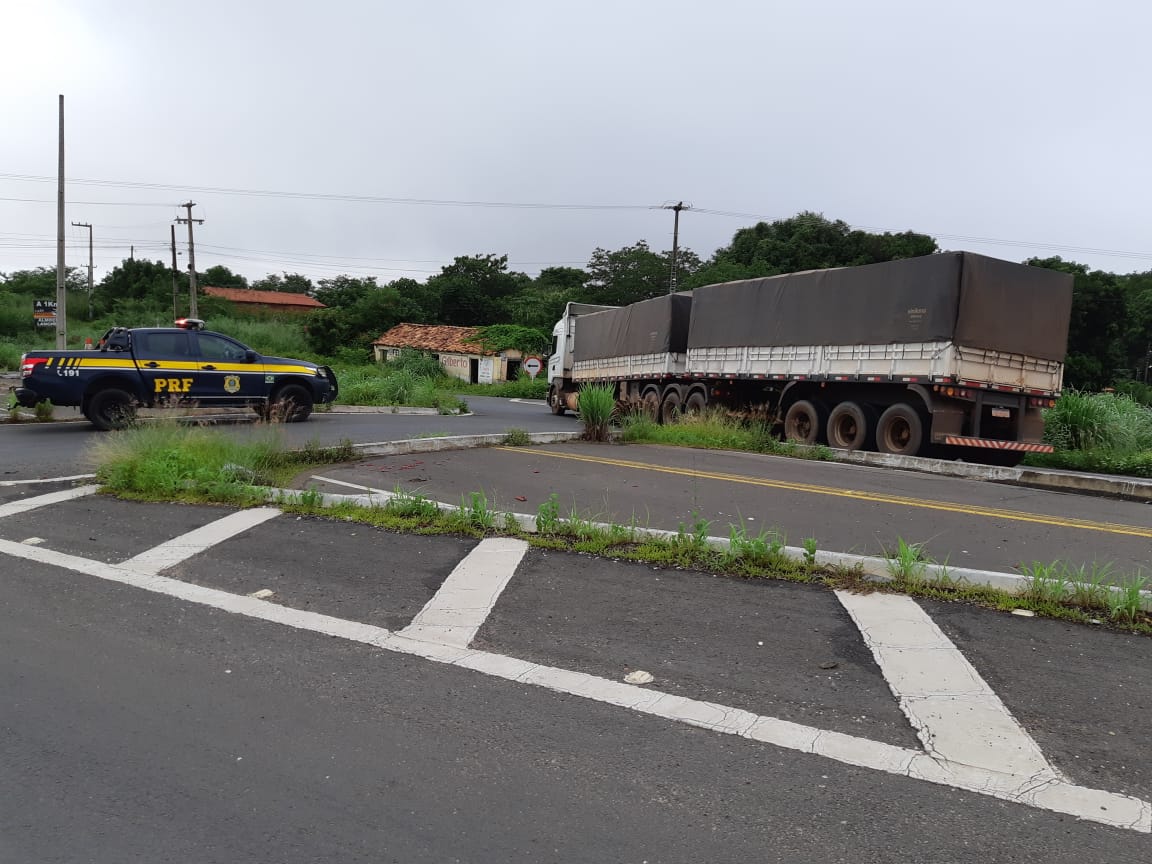 Caminhão com problema na pista.