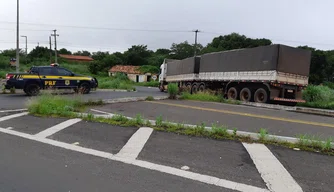 Caminhão com problema na pista.