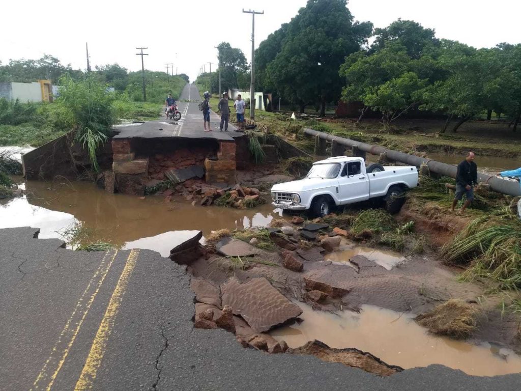 Carro cai em cratera em Piripiri