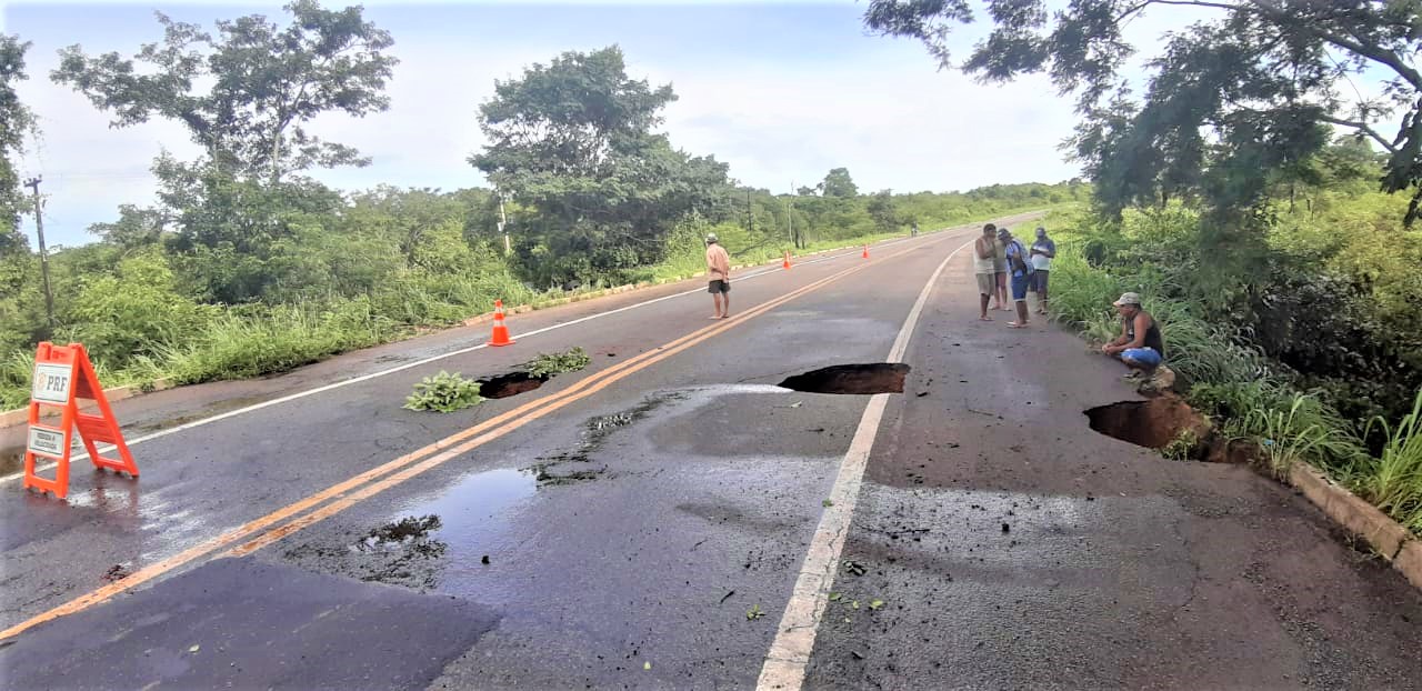 PRF interdita trecho da BR 343 em Piripiri devido às chuvas