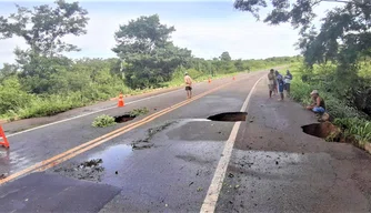 PRF interdita trecho da BR 343 em Piripiri devido às chuvas