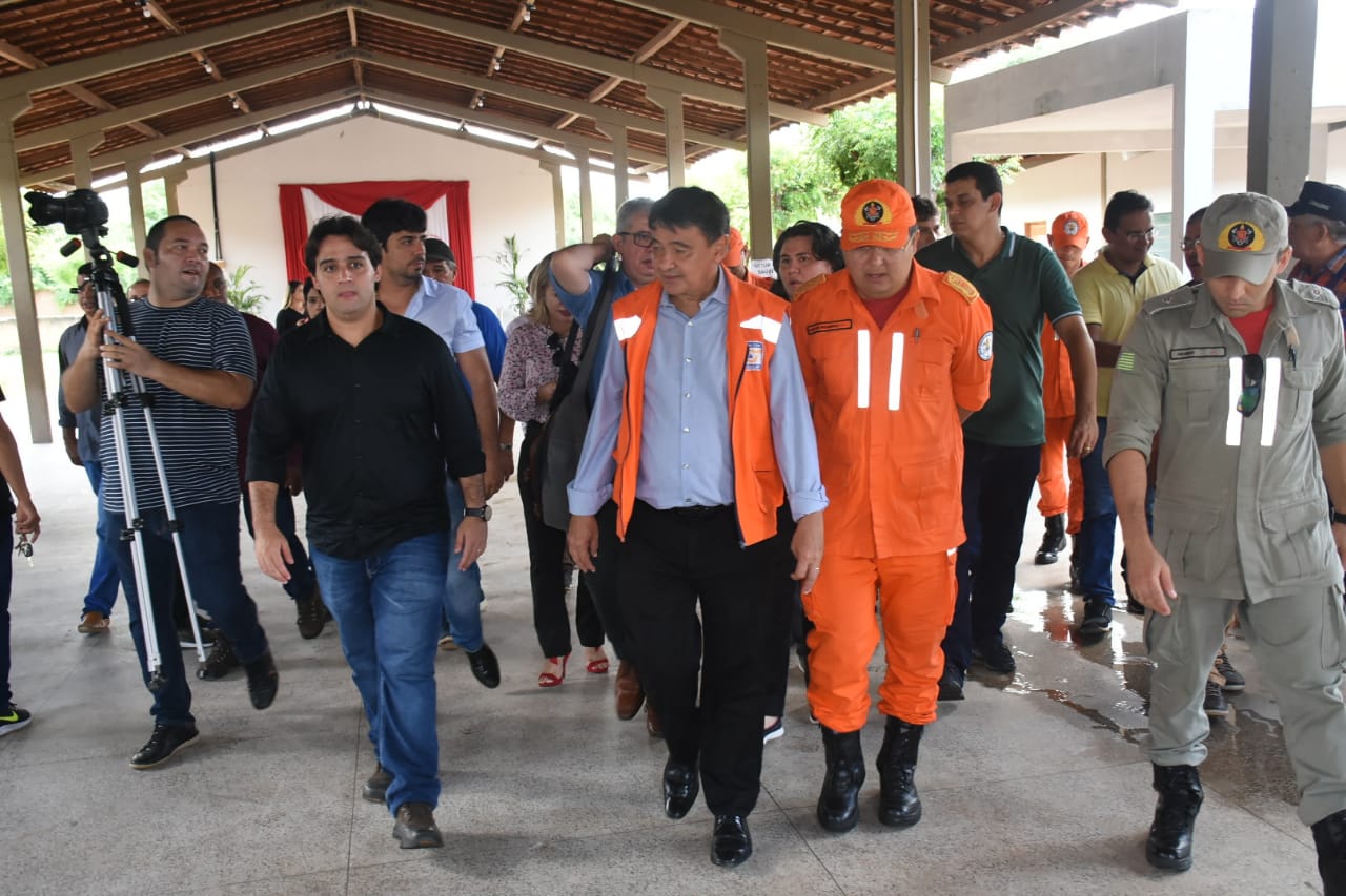 Governador visitou as áreas atingidas pelas enchentes na cidade.