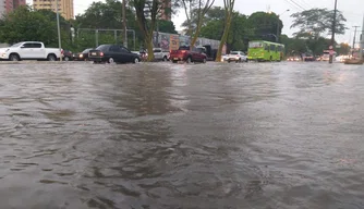 Trânsito em dias de chuva em Teresina