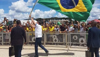 Presidente na área externa do Palácio do Planalto