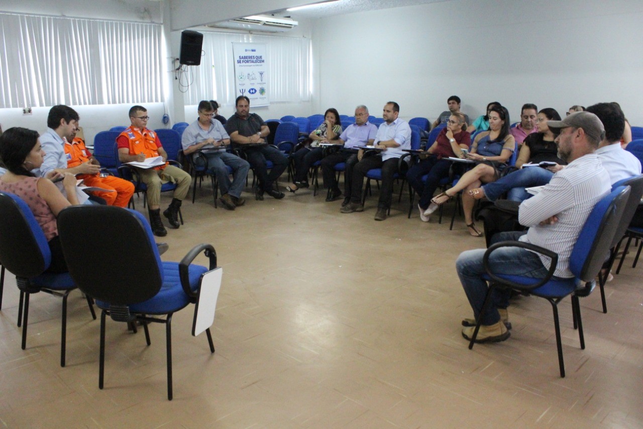 Reunião sobre famílias em áreas de risco.