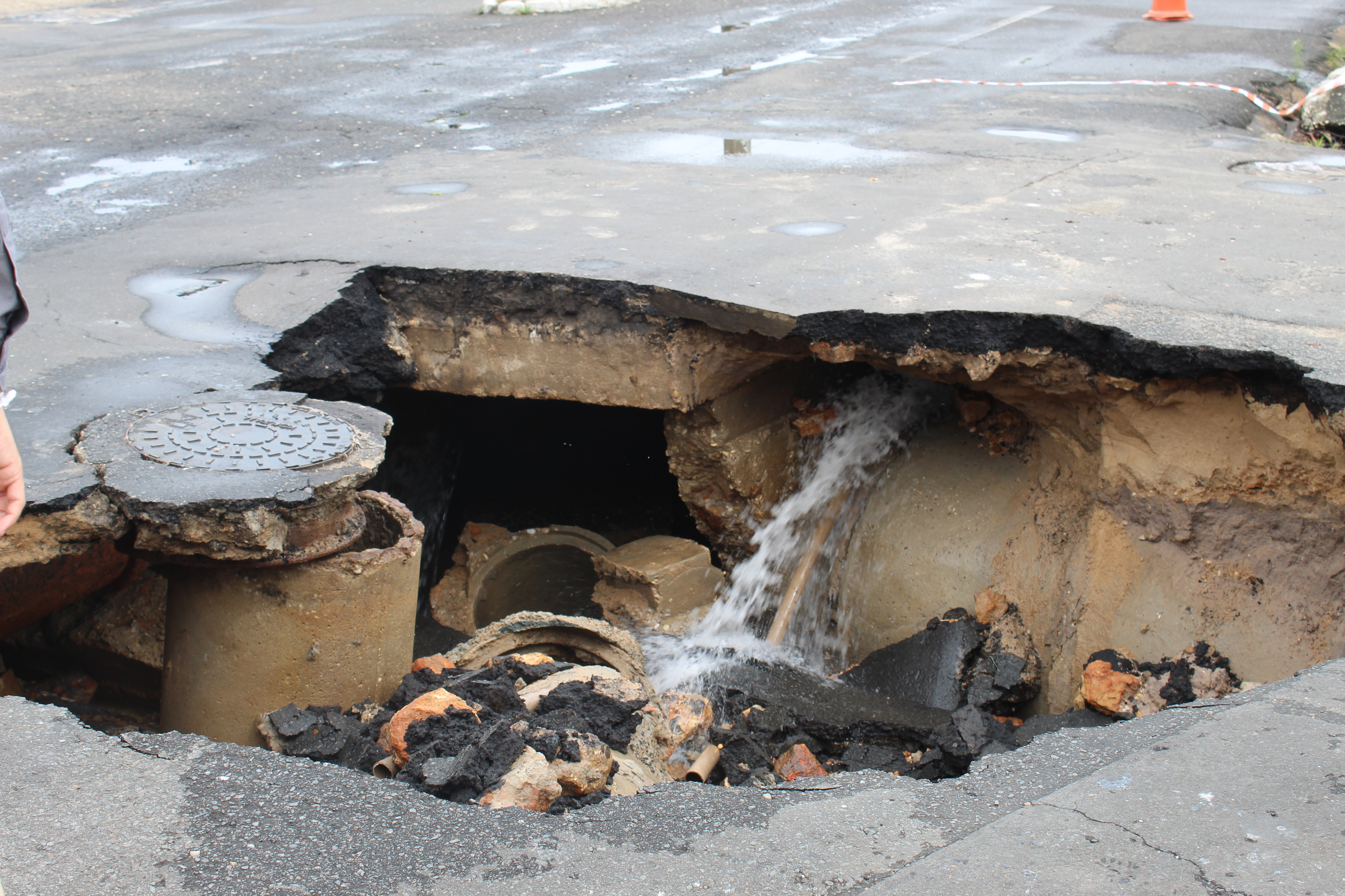 Rompimento de adutora na zona Leste