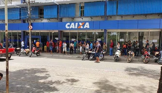 Aglomeração na Caixa Econômica no Centro de Teresina