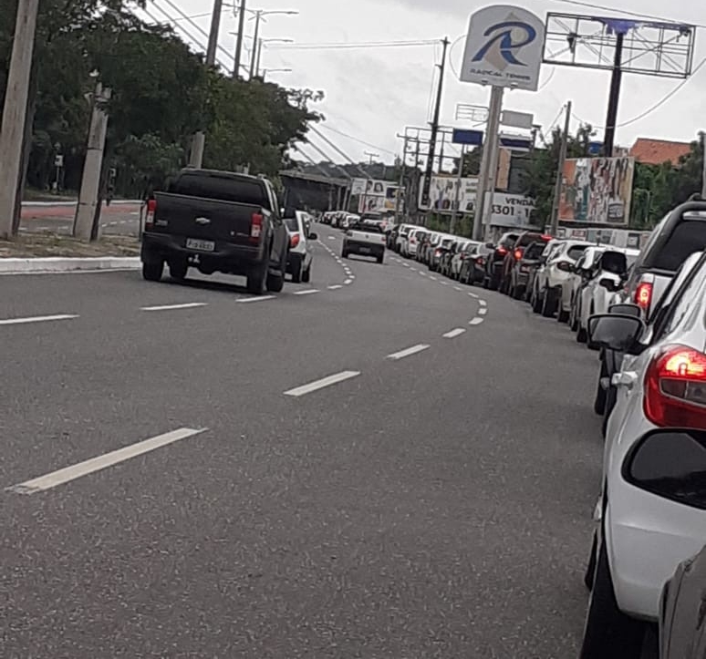 Fila de carros na Avenida Raul Lopes.