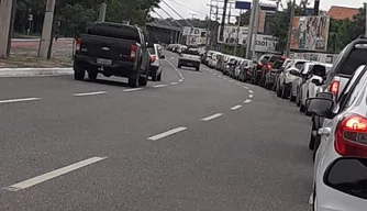 Fila de carros na Avenida Raul Lopes.