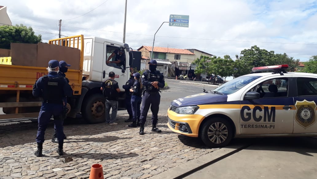 Caminhão de bebidas é apreendido por descumprir decreto na capital