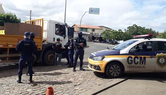 Caminhão de bebidas é apreendido por descumprir decreto na capital