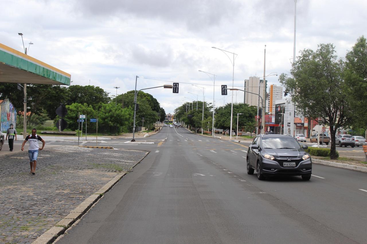 Avenida Frei Serafim deserta em pleno dia útil.