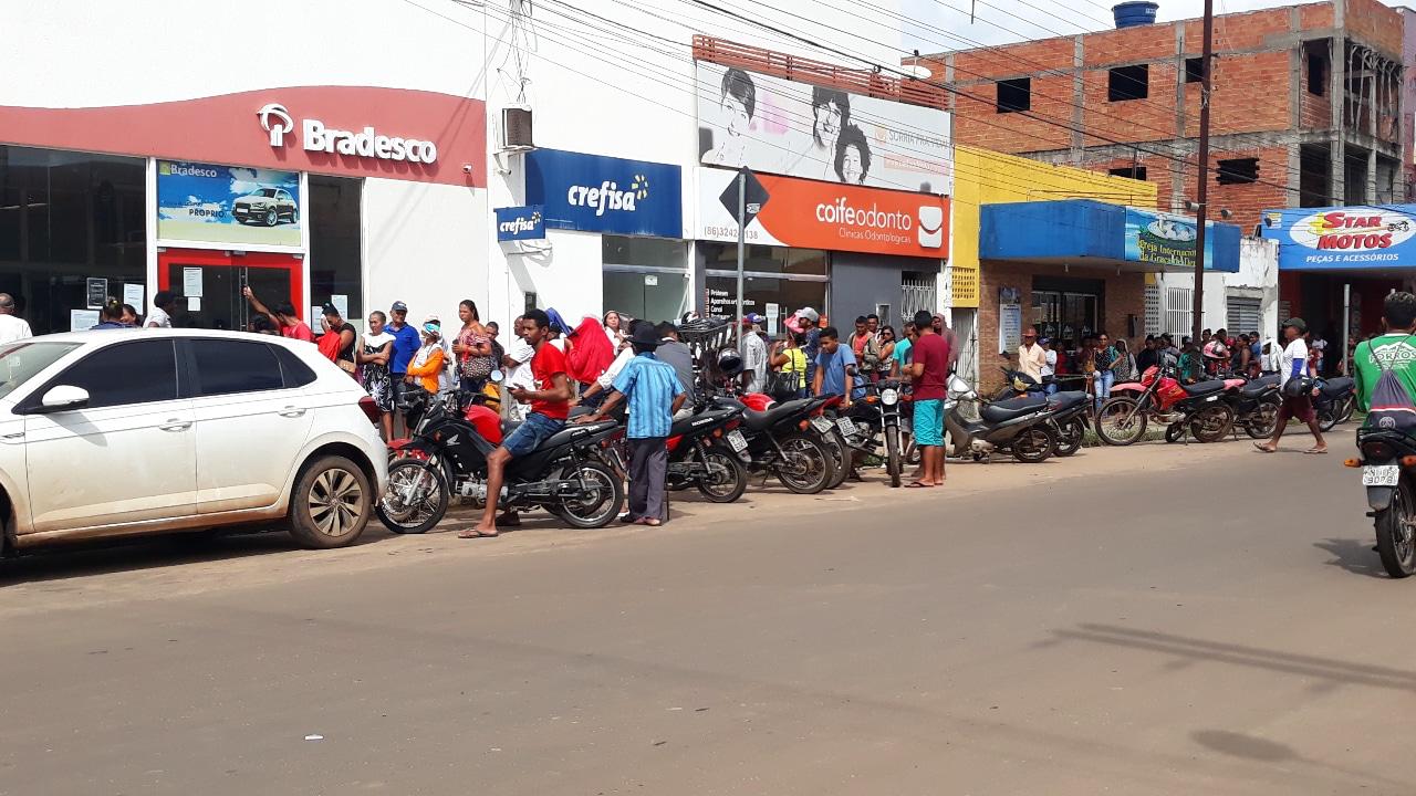 Uma aglomeração de pessoas se formou em frente à agência bancária