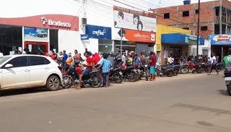 Uma aglomeração de pessoas se formou em frente à agência bancária