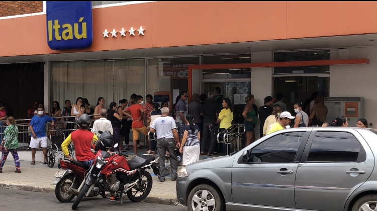 Aglomeração em frente a bancos