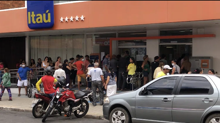 Aglomeração em frente a bancos