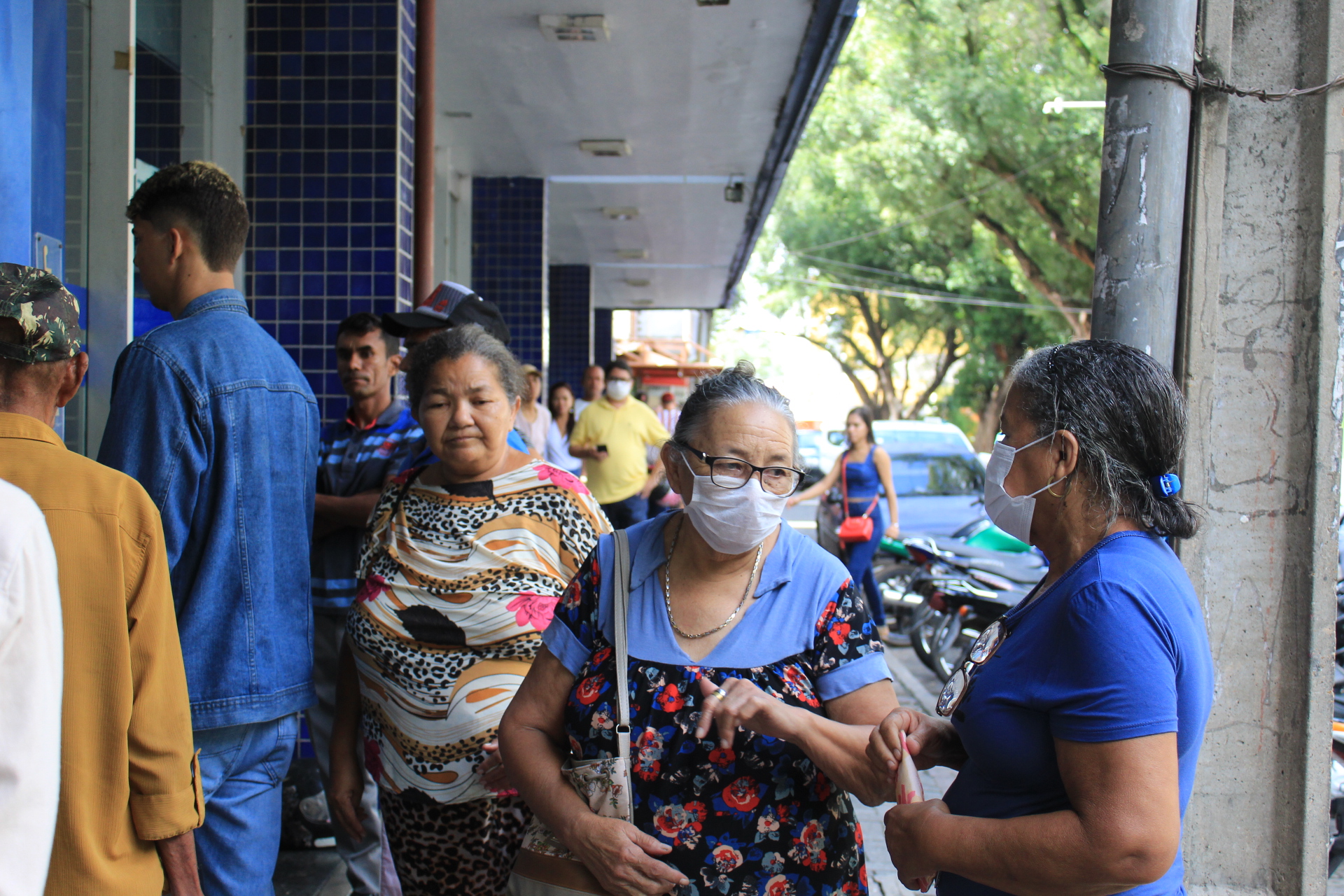 Idosos aglomerados em frente a bancos