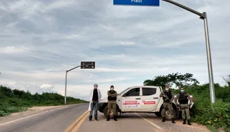 Dois carros que vinham do Ceará foram abordados.