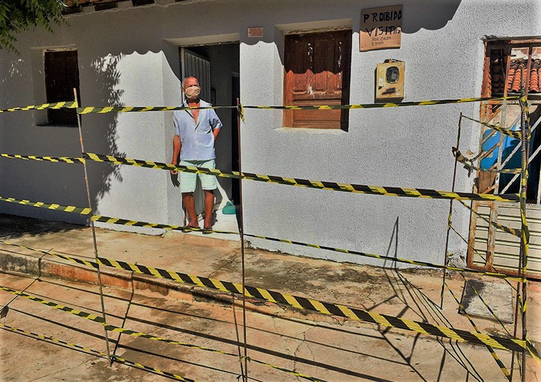 Idoso de 89 anos isola calçada de casa para se proteger da Covid-19