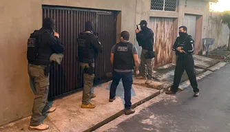 Agentes da GPE durante operação realizada na manhã de hoje (12).