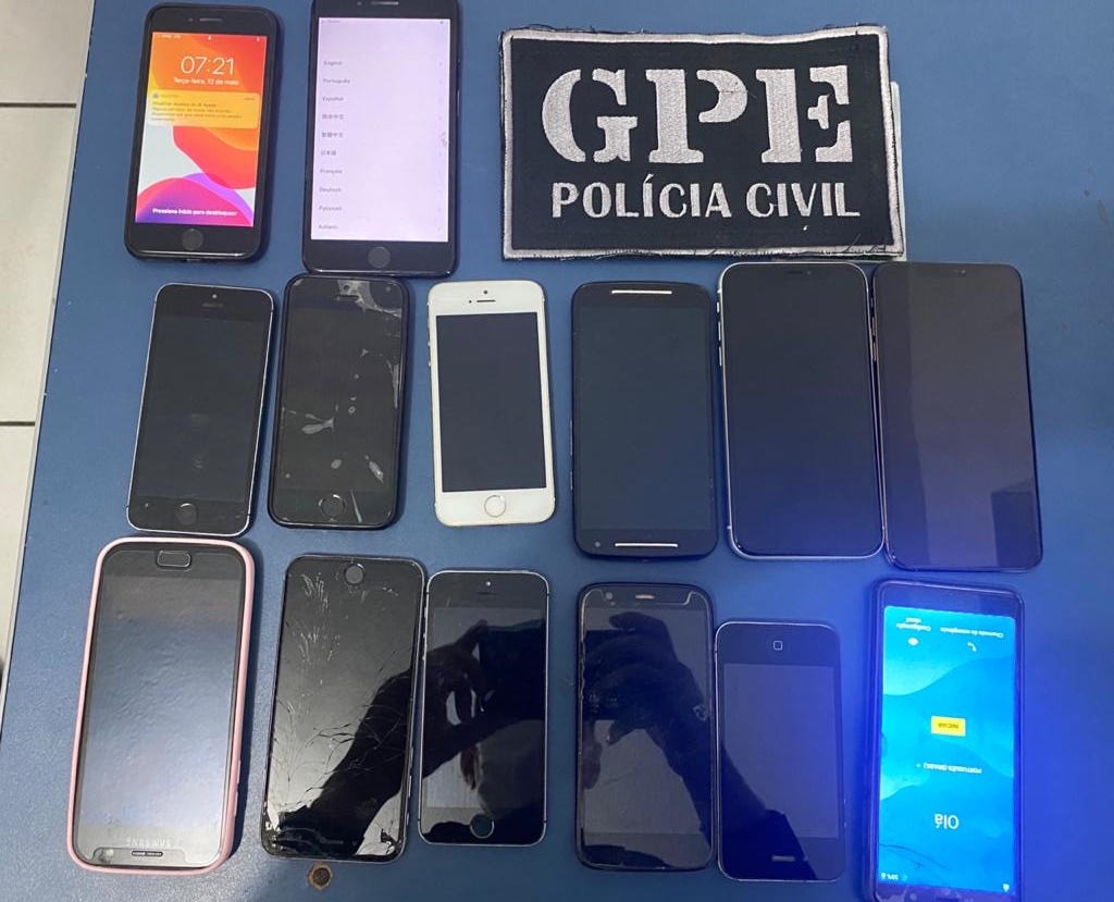 Objetos apreendidos pelos policiais durante a operação.