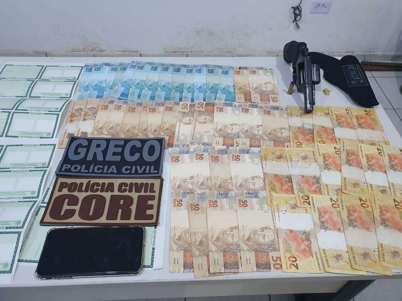 Os policiais apreenderam uma quantia de R$ 3.350 em espécie.