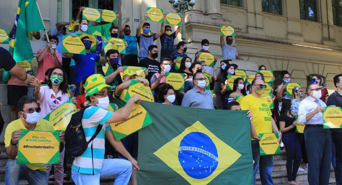 Empresário na prefeitura de Teresina durante protesto