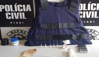 Objetos apreendidos pelos agentes da DEPRE na casa do suspeito.