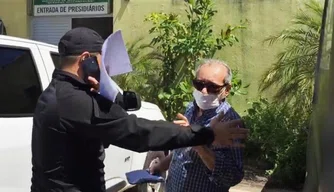 Jornalista Arimatéia Azevedo ao deixar o IML em Teresina