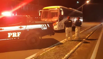 Ônibus com restrição judicial de circulação foi apreendido em Picos.