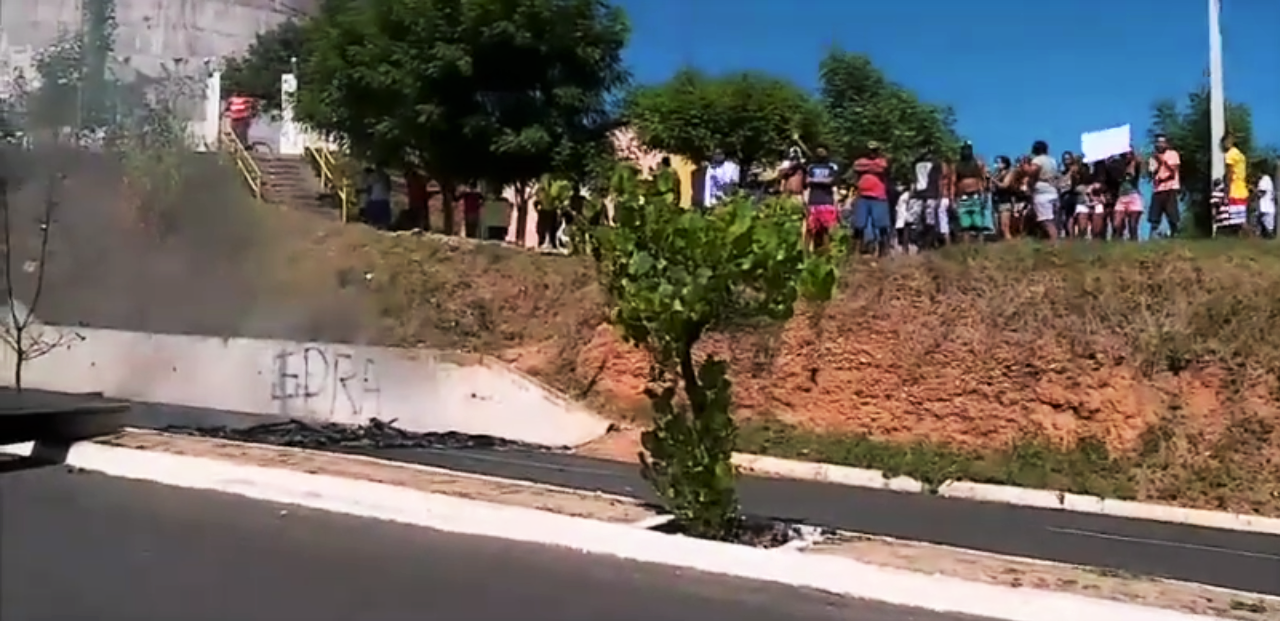 Moradores realizam protesto e interrompem trânsito na zona Norte