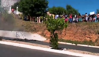 Moradores realizam protesto e interrompem trânsito na zona Norte