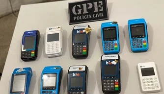 O suspeito foi preso em flagrante com várias máquinas de cartão, utilizadas nos golpes.